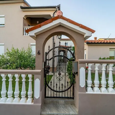 Suncica 아파트 풀라