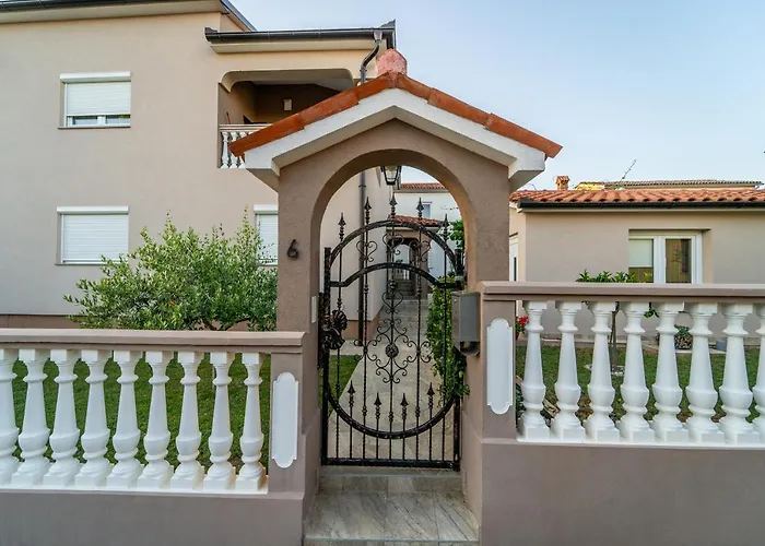 Suncica 아파트 풀라