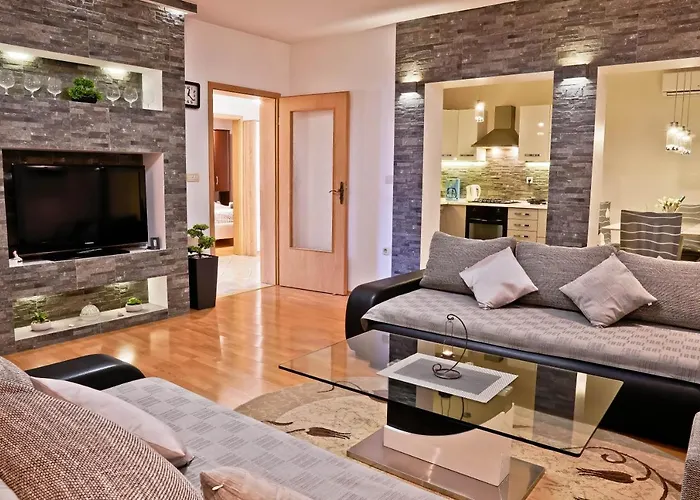 Suncica 아파트 풀라