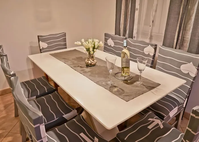 Suncica 아파트 풀라