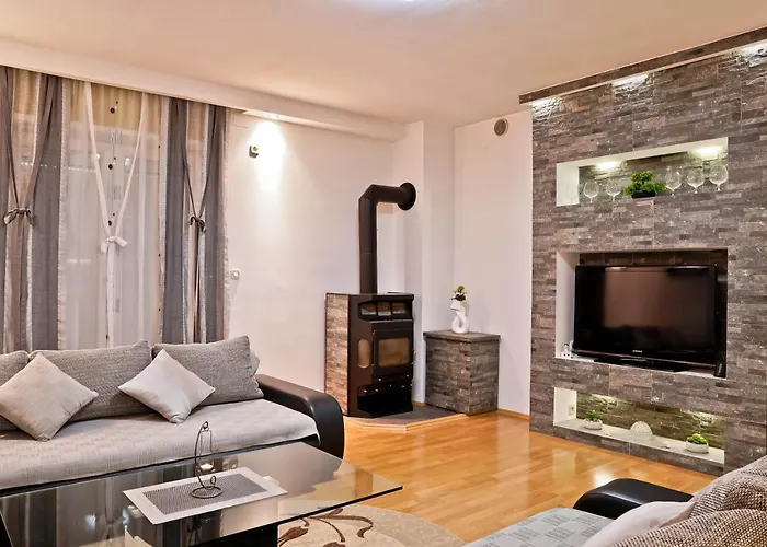 Suncica 아파트 풀라